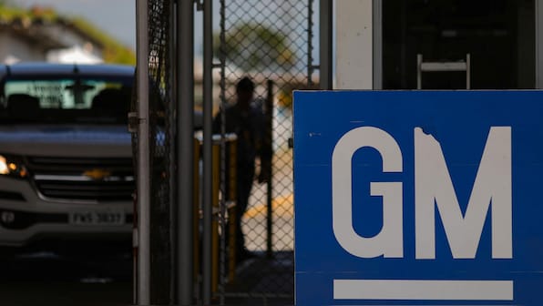 US automakers report stable pick-up truck sales from discounts during holiday season