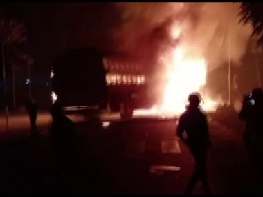 Bus carrying 45 passengers catches fire after collision with truck in Uttar Pradesh’s Kannauj; 21 severely injured Bus carrying 45 passengers catches fire after collision with truck in Uttar Pradesh’s Kannauj; 21 severely injured