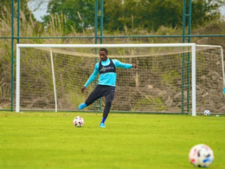 Premier League: Manchester United bring in Odion Ighalo from Chinese club Shanghai Shenhua but top clubs stay put