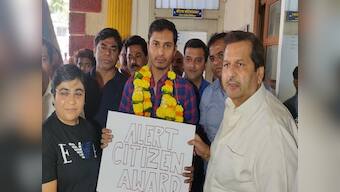 Uber temporarily suspends account of Mumbai driver who took Jaipur poet to cops; BJP MLA felicitates cabbie with 'Alert Citizenship Award'