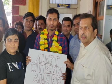Uber temporarily suspends account of Mumbai driver who took Jaipur poet to cops; BJP MLA felicitates cabbie with 'Alert Citizenship Award' Uber temporarily suspends account of Mumbai driver who took Jaipur poet to cops; BJP MLA felicitates cabbie with 'Alert Citizenship Award'