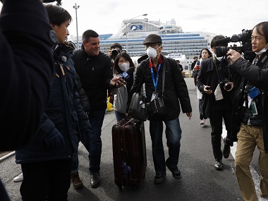 Hundreds of passengers begin leaving Diamond Princess after two-week quarantine; 169 of 542 people tested positive for coronavirus remain on ship Hundreds of passengers begin leaving Diamond Princess after two-week quarantine; 169 of 542 people tested positive for coronavirus remain on ship