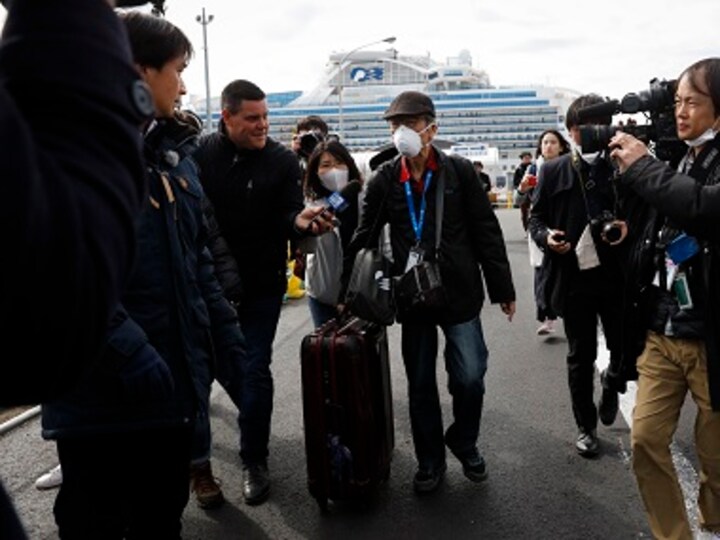 Hundreds of passengers begin leaving Diamond Princess after two-week quarantine; 169 of 542 people tested positive for coronavirus remain on ship
