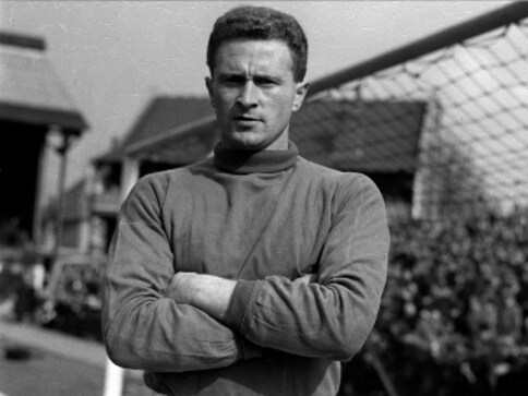 Former Manchester United goalkeeper and Munich air disaster hero Harry Gregg dies at 87 Former Manchester United goalkeeper and Munich air disaster hero Harry Gregg dies at 87