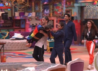 Bigg Boss 13 Day 116 highlights: Himanshi Khurrana injures herself during captaincy task; Sidharth, Shehnaaz get into another fight Bigg Boss 13 Day 116 highlights: Himanshi Khurrana injures herself during captaincy task; Sidharth, Shehnaaz get into another fight