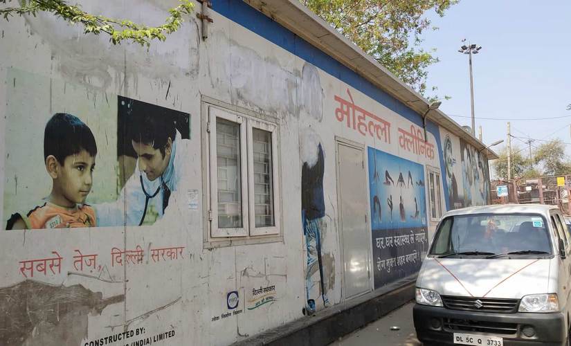 A Mohalla Clinic in a porta cabin at Doosra Pusta in Khajuri Khas. Image courtesy: Citizen Matters/Vishwas
