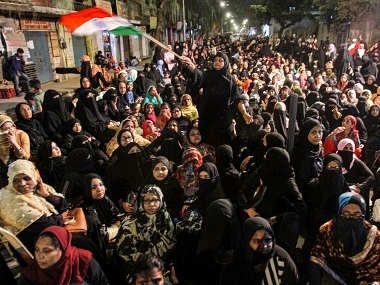 Police serves notices to Mumbai Bagh protesters under CrPC Section 149; demonstrators claim access to lawyers denied Police serves notices to Mumbai Bagh protesters under CrPC Section 149; demonstrators claim access to lawyers denied