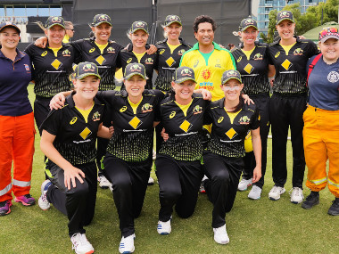 Bushfire Bash: Sachin Tendulkar makes innings break memorable facing Ellyse Perry and Annabel Sutherland in charity fixture Bushfire Bash: Sachin Tendulkar makes innings break memorable facing Ellyse Perry and Annabel Sutherland in charity fixture
