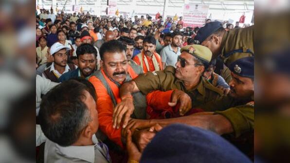 Samajwadi Party workers stage protest at Narendra Modi's event in Allahabad, arrested for waving black clothes at PM during address