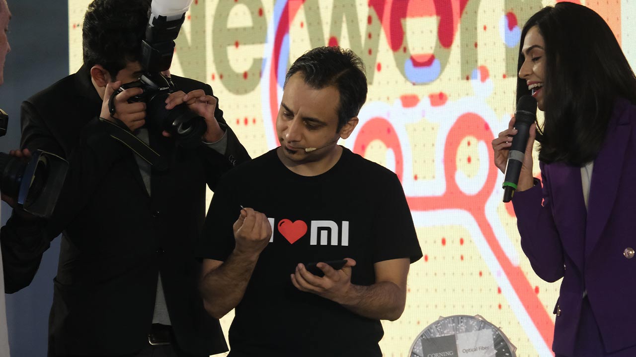Xiaomi's Anuj Sharma wondering why he's unable to damage a sheet of Gorilla Glass 6. Image: Anirudh Regidi/Tech2