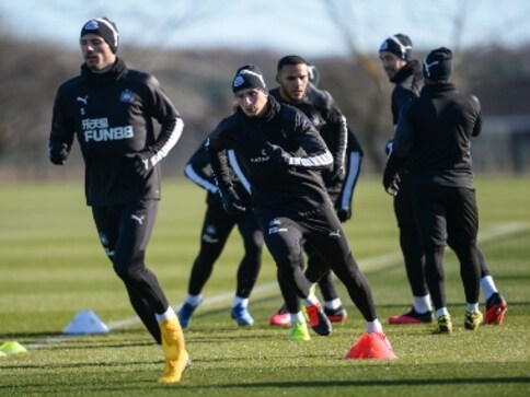 Newcastle United players and staff asked to avoid handshakes to contain spread of coronavirus Newcastle United players and staff asked to avoid handshakes to contain spread of coronavirus