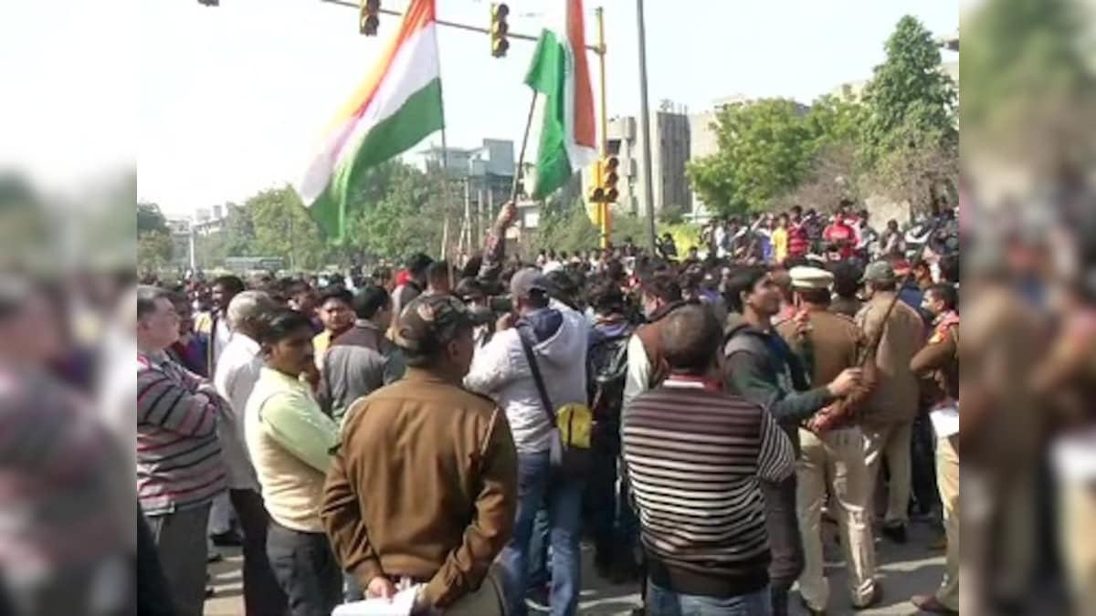 Anti-CAA protest at Shaheen Bagh: Irked by difficulties faced during commute, locals stage demonstration against closure of Kalindi Kunj road