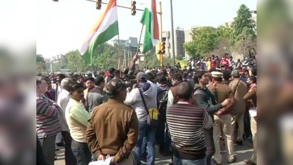 Anti-CAA protest at Shaheen Bagh: Irked by difficulties faced during commute, locals stage demonstration against closure of Kalindi Kunj road