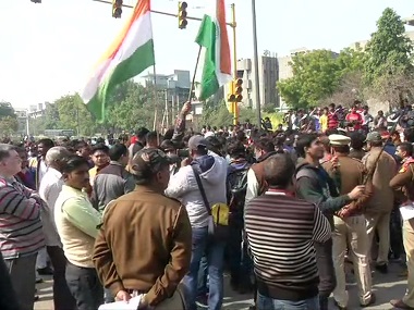 Anti-CAA protest at Shaheen Bagh: Irked by difficulties faced during commute, locals stage demonstration against closure of Kalindi Kunj road Anti-CAA protest at Shaheen Bagh: Irked by difficulties faced during commute, locals stage demonstration against closure of Kalindi Kunj road