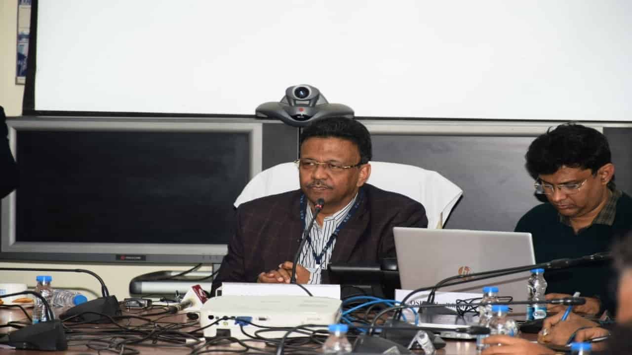 Kolkata's Firhad Hakim visits site where houses develop cracks amidst Metro work Kolkata's Firhad Hakim visits site where houses develop cracks amidst Metro work