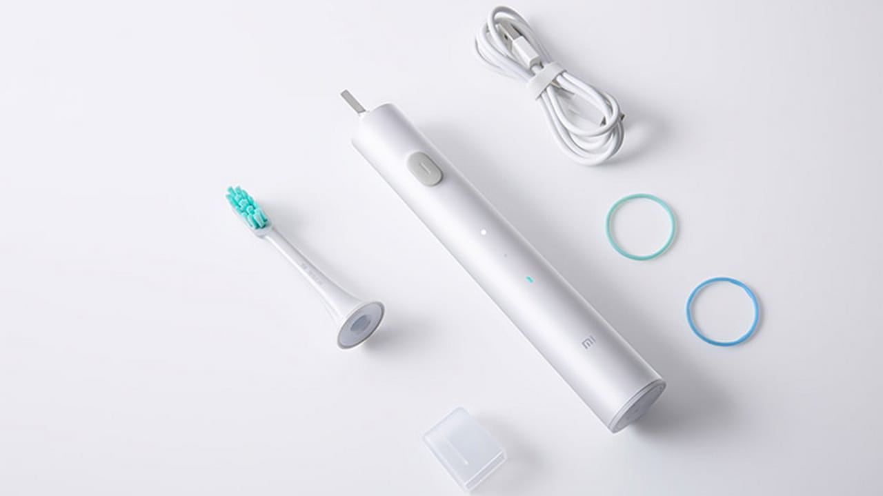 Xiaomi Mi Electric Toothbrush T300 comes bundled with a Type-C charger and a colour ring.