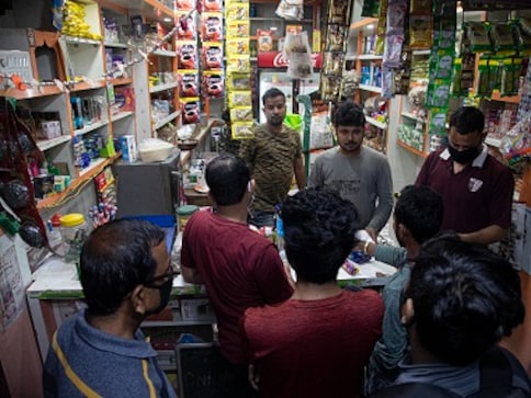 Coronavirus Outbreak: People resort to panic buying soon after PM's lockdown announcement; govt later clarifies availability of essential commodities Coronavirus Outbreak: People resort to panic buying soon after PM's lockdown announcement; govt later clarifies availability of essential commodities