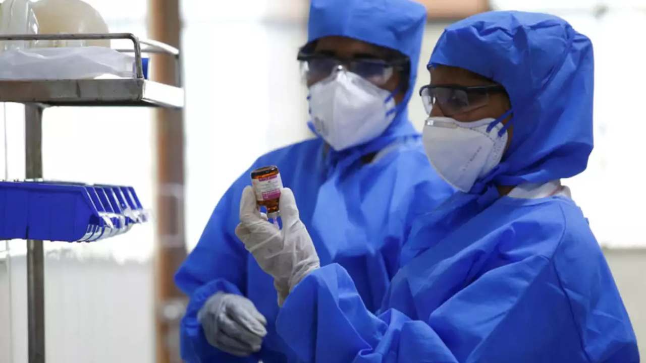 Health ministry recommends tocilizumab, HCQ, plasma therapy for patients in the moderate stage of COVID-19 Health ministry recommends tocilizumab, HCQ, plasma therapy for patients in the moderate stage of COVID-19