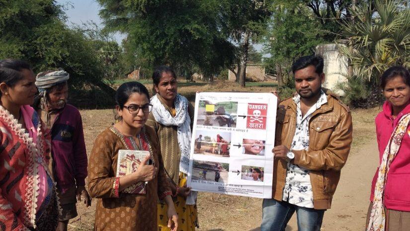 Radhika Iyengar who leads the project and social work students visit fluoride hit communities in Alirajpur. Image via Mongabay-India/ Sahana Ghosh