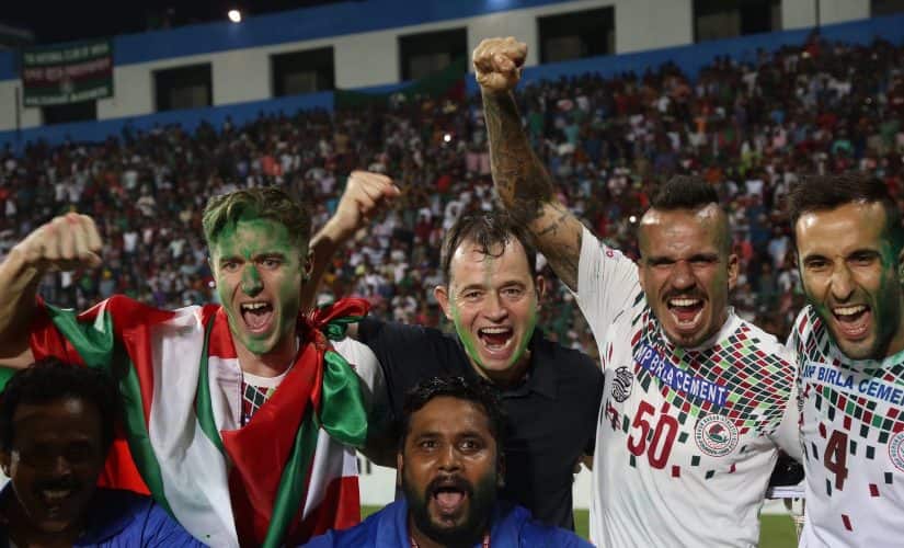 Mohun Bagan coach Kibu Vicuna celebrates the title victory with his players. Image: @theafcdotcom