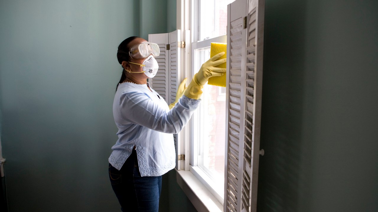 Coronavirus can live in the air for three hours, upto two to three days on plastic and stainless steel Coronavirus can live in the air for three hours, upto two to three days on plastic and stainless steel