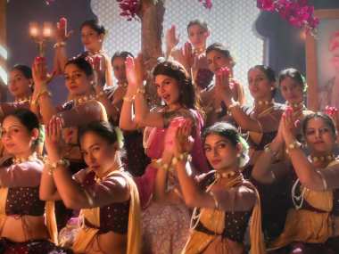 Watch: Jacqueline Fernandez, Bigg Boss contestant Asim Riaz star in new music video, 'Mere Angne Mein' Watch: Jacqueline Fernandez, Bigg Boss contestant Asim Riaz star in new music video, 'Mere Angne Mein'