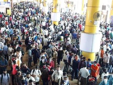 Despite Maharashtra lockdown, labourers rushing to leave Mumbai, Pune in jampacked buses face coronavirus threat Despite Maharashtra lockdown, labourers rushing to leave Mumbai, Pune in jampacked buses face coronavirus threat