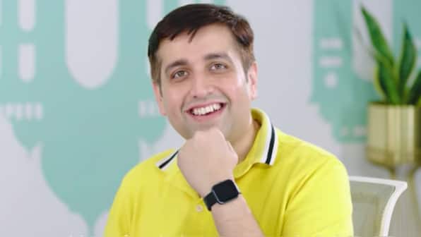 Realme CEO teases company's first smartwatch, shows uncanny resemblance to Apple Watch