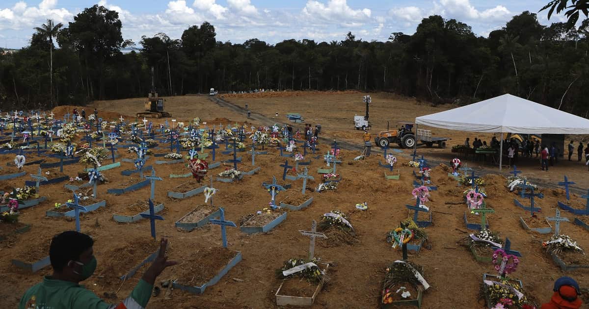 Amazonas city runs out of coffins, undertakers dig mass graves as