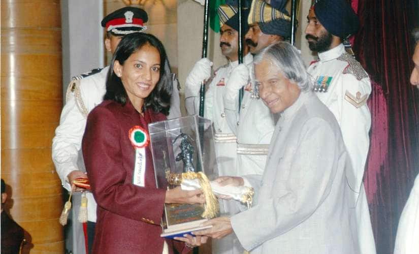 Aparna Popat receives the Arjuna Award from then President APJ Abdul Kalam. 