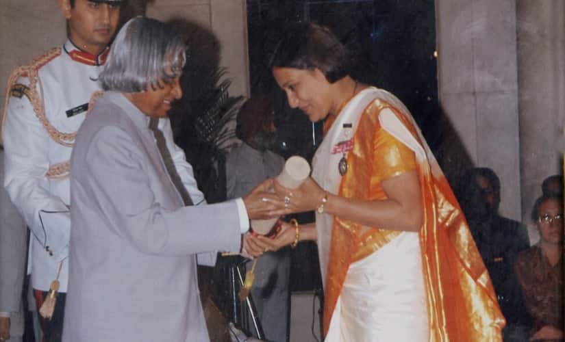 Madhumita Bisht receiving the Padma Shri award from President APJ Abdul Kalam in 2006. Image procured by Shirish Nadkarni