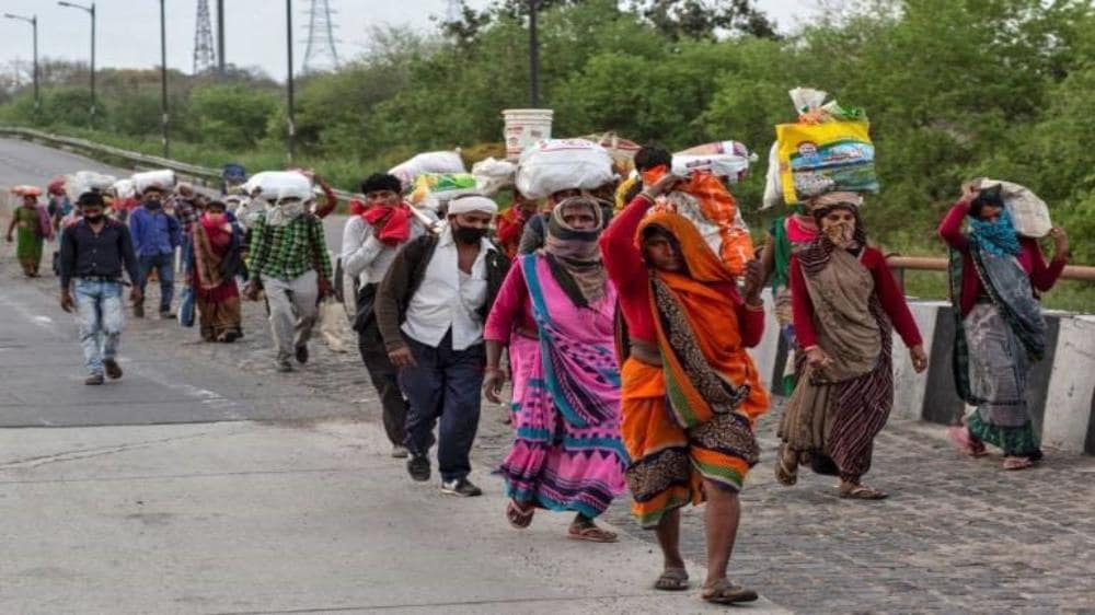 Migrants walking back to their villages