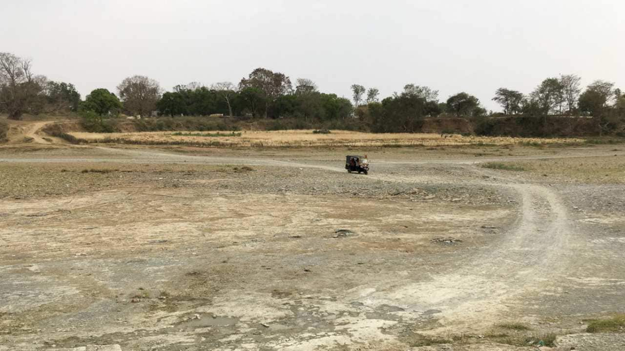 The dry Ken river, at Behrasar village. Here groundwater has run out in most parts of the village. Photo by Siddharth Agarwal.