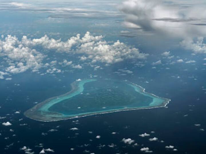 US warships enter disputed waters in the South China Sea, escalating tensions with Beijing