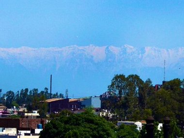 Jalandhar locals get view of snow-clad Dhauladhar peaks 213-km away thanks to clear air from lockdown; images go viral Jalandhar locals get view of snow-clad Dhauladhar peaks 213-km away thanks to clear air from lockdown; images go viral