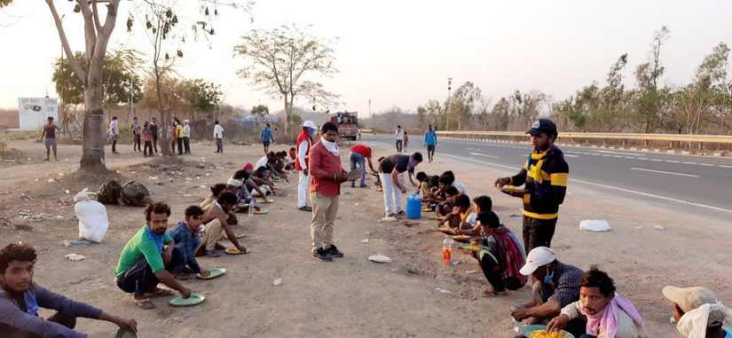 Some local activists have taken to providing these migrant labourers with food and water. Image procured by author