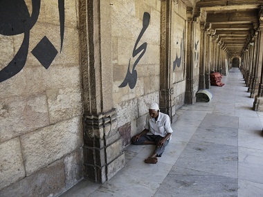 One policeman injured as residents of Ahmedabad’s Shahpur pelt stones at paramilitary forces amid coronavirus lockdown One policeman injured as residents of Ahmedabad’s Shahpur pelt stones at paramilitary forces amid coronavirus lockdown