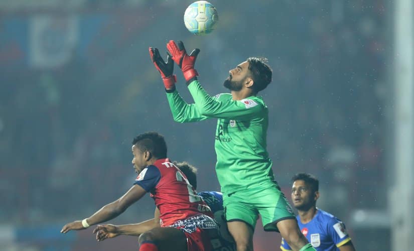 Amrinder Singh claims a ball during a corner. Image credit: SportzPics