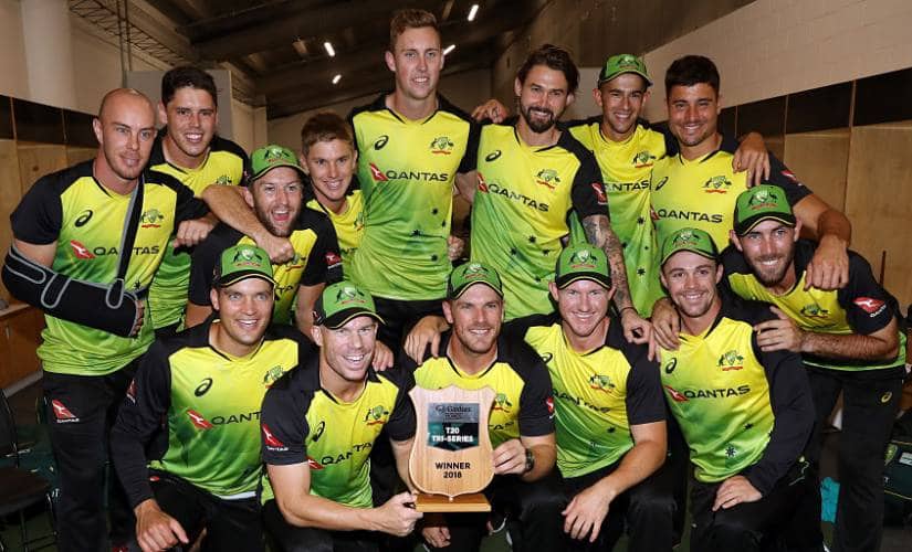 Australia's cricket players celebrate after winning the final Twenty20 Tri Series international cricket match between New Zealand and Australia at Eden Park in Auckland on February 21, 2018. / AFP PHOTO / MICHAEL BRADLEY