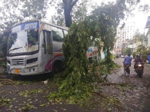 72 dead as Cyclone Amphan weakens into deep depression after battering Bengal; 'worse than coronavirus' says Mamata as Modi vows support 72 dead as Cyclone Amphan weakens into deep depression after battering Bengal; 'worse than coronavirus' says Mamata as Modi vows support