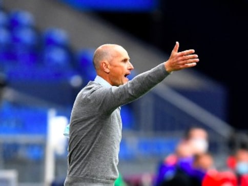 Bundesliga: Heiko Herrlich finally makes debut as Augsburg manager after 75-day wait with 3-0 win over Schalke Bundesliga: Heiko Herrlich finally makes debut as Augsburg manager after 75-day wait with 3-0 win over Schalke