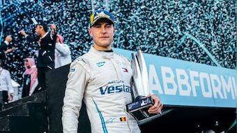 Mercedes' Stoffel Vandoorne converts pole position into win in virtual Formula E series