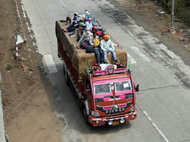 Three migrant workers, infant girl returning home during lockdown killed in two road accidents in Uttar Pradesh, 46 others injured