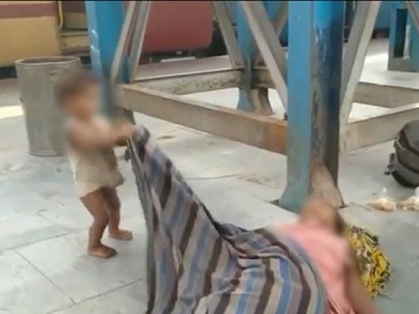 Twitterati slams govt over migrant crisis as 'heart-wrenching' video of toddler trying to wake mother, who died onboard Shramik Special train, goes viral Twitterati slams govt over migrant crisis as 'heart-wrenching' video of toddler trying to wake mother, who died onboard Shramik Special train, goes viral