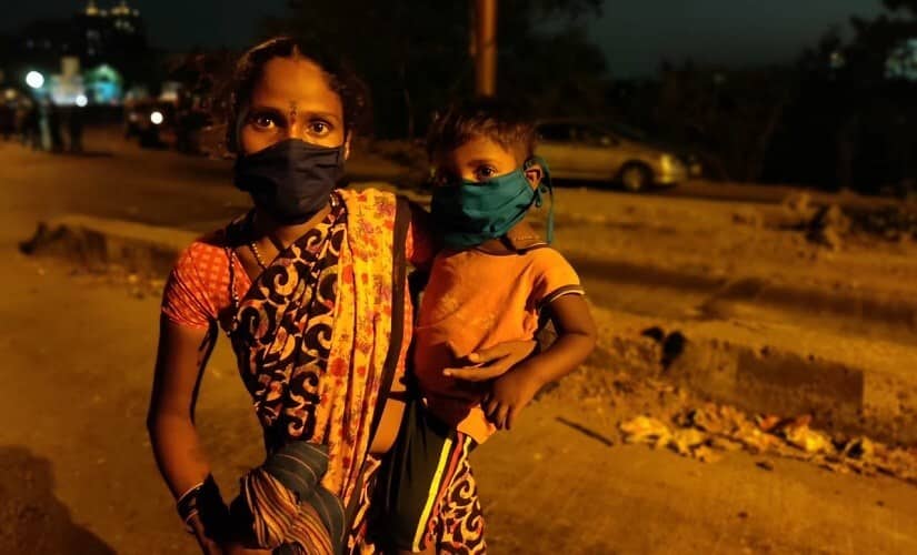 Savita, who hails from Washim, has been walking with her three-year old daughter on her shoulder for 14 hours. Image/Parth MN