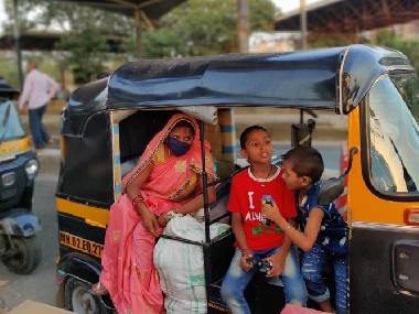 Mumbai's migrant workers enlist tempos to reach UP, lose last of their money to conniving drivers at Thane checkpost Mumbai's migrant workers enlist tempos to reach UP, lose last of their money to conniving drivers at Thane checkpost