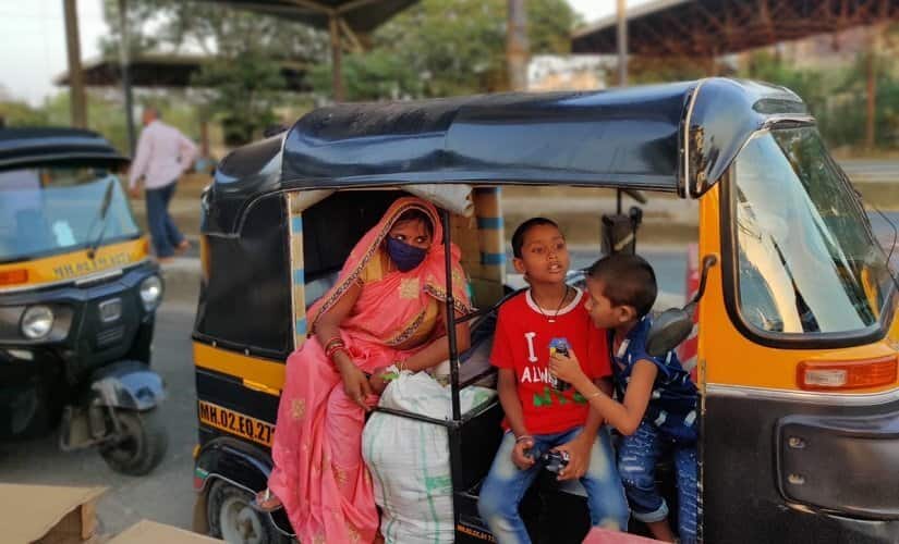 Vidyanand’s wife Rekha with her two children wait in the auto at the Kharegaon checkpost. Image/Parth MN