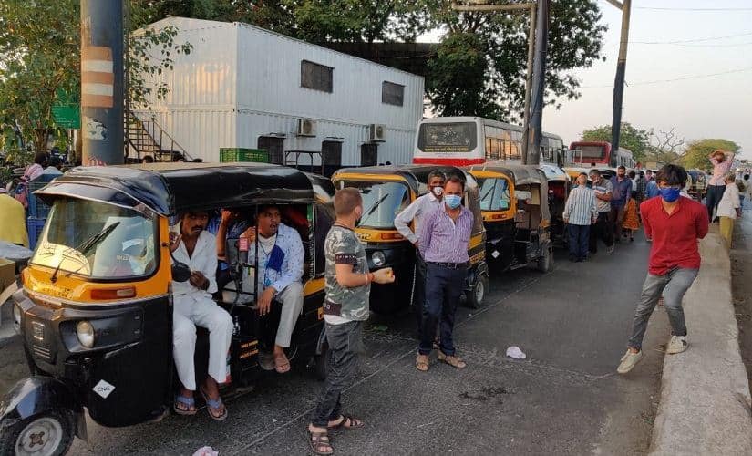 At the Kharegaon checkpost, the police pulled up an auto almost every three minutes. All of them heading to various states in North India. Image/Parth MN