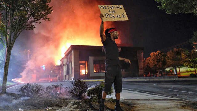 Atlanta police chief resigns after cop fatally shoots 27-yr-old African-American man during attempted arrest, protests engulf city Atlanta police chief resigns after cop fatally shoots 27-yr-old African-American man during attempted arrest, protests engulf city