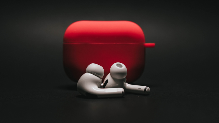 Woman swallows AirPods accidentally; claims device recorded audio from her stomach Woman swallows AirPods accidentally; claims device recorded audio from her stomach